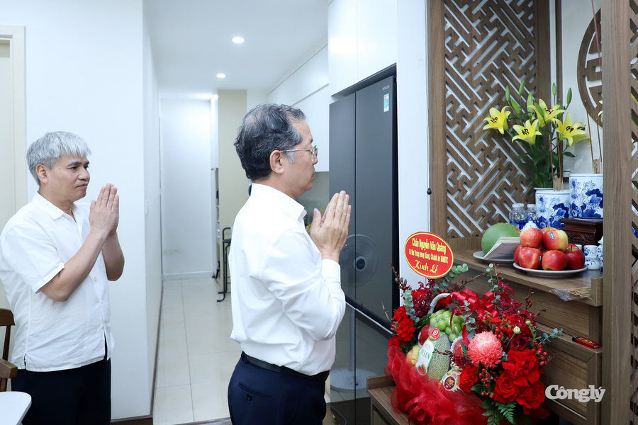 Chánh án TANDTC Nguyễn Văn Quảng thăm hỏi gia đình thân nhân liệt sĩ