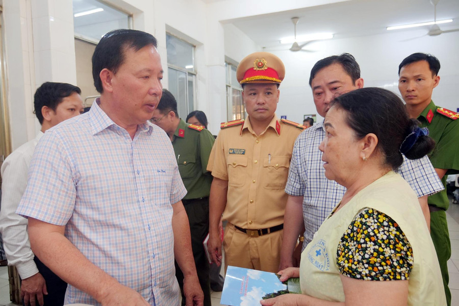 Xe khách bốc cháy dữ dội trên quốc lộ, 7 người tử vong