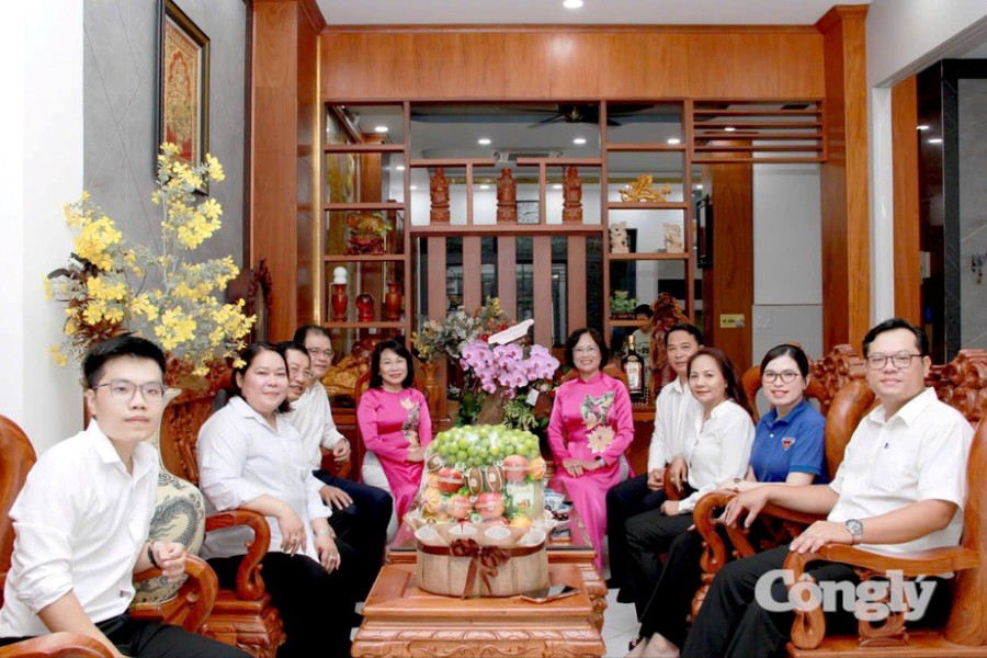 Lãnh đạo TAND TP.HCM thăm nguyên Chánh án Ung Thị Xuân Hương