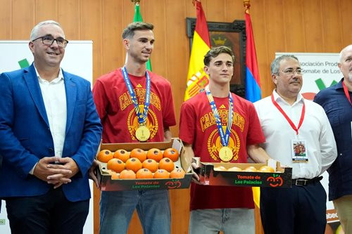 Vô địch World Cup, Gavi và Fabián Ruiz được tặng món quà đặc biệt khi trở về quê nhà