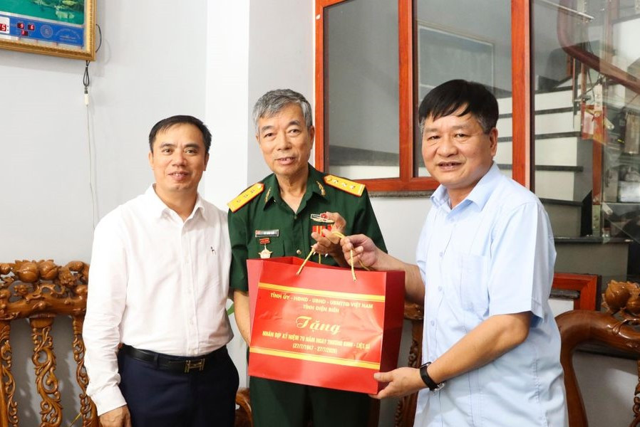 Phó Bí thư Thường trực Tỉnh ủy Điện Biên thăm các gia đình người có công