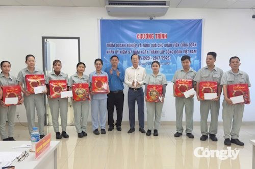 Chủ tịch UBND tỉnh Vĩnh Long thăm, tặng quà cho đoàn viên công đoàn