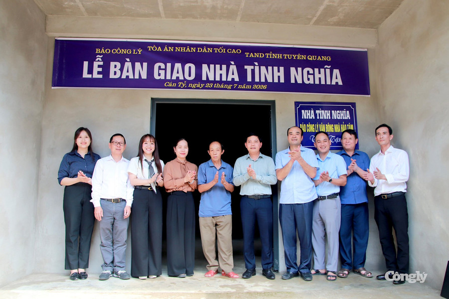 Báo Công lý và TAND tỉnh Tuyên Quang bàn giao nhà tình nghĩa cho 2 hộ khó khăn