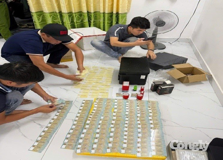 Đồng Nai: Triệt phá ổ nhóm sản xuất giấy tờ giả trên không gian mạng