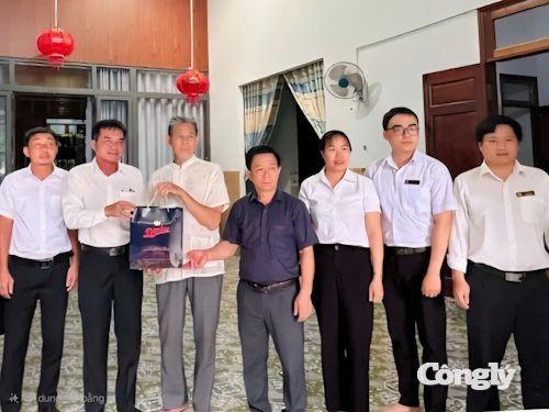 TAND khu vực 9 - Lâm Đồng thăm, tặng quà người có công