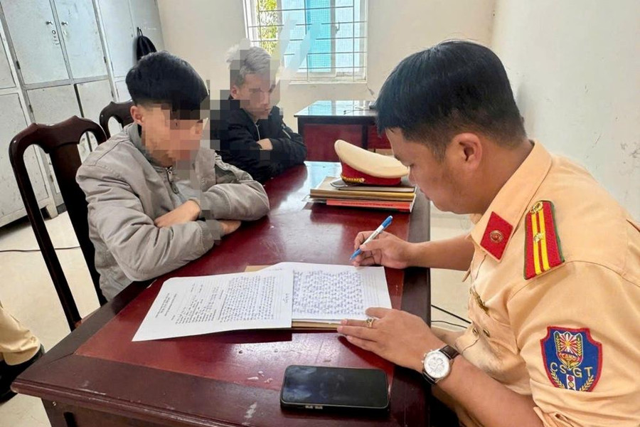 Thanh niên "bốc đầu" xe máy để quay TikTok