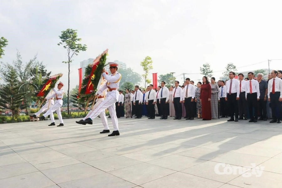 Đoàn lãnh đạo xã Tân Nhựt dâng hoa, dâng hương tưởng niệm các anh hùng liệt sĩ