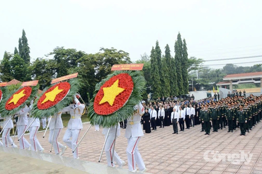 Đại tướng Nguyễn Trọng Nghĩa dâng hương tưởng niệm liệt sĩ tại Đồng Nai