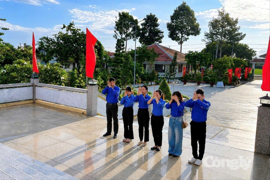 Chi đoàn TAND khu vực 4-Cần Thơ dâng hương tại nghĩa trang liệt sĩ