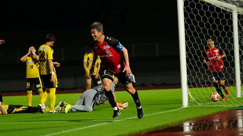 Huyền thoại bóng đá Nhật Bản Kazuyoshi Miura ghi bàn thắng ở tuổi 59