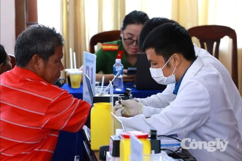 Thu nhận mẫu ADN thân nhân liệt sĩ tại 6 xã miền núi