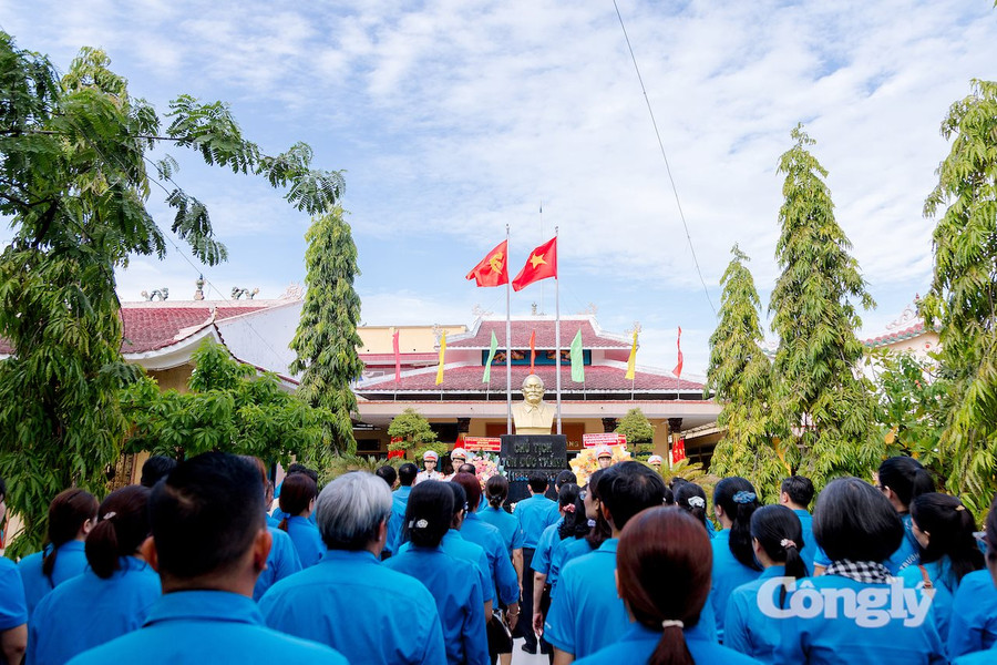 Liên đoàn Lao động TP.HCM dâng hương tri ân các Anh hùng liệt sĩ