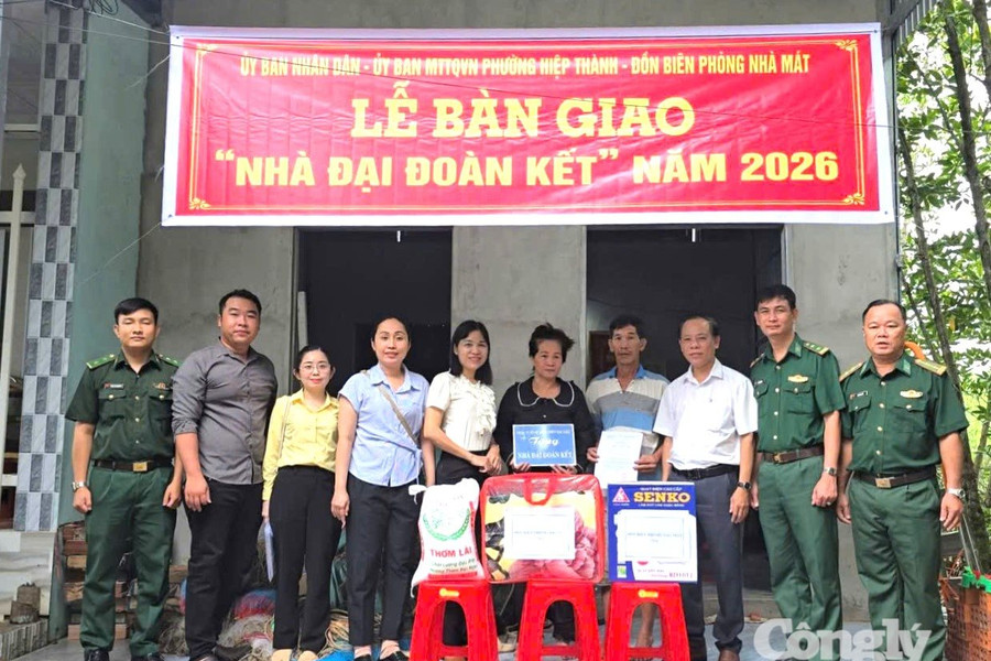 Bàn giao nhà “Đại đoàn kết” cho các hộ dân có hoàn cảnh khó khăn