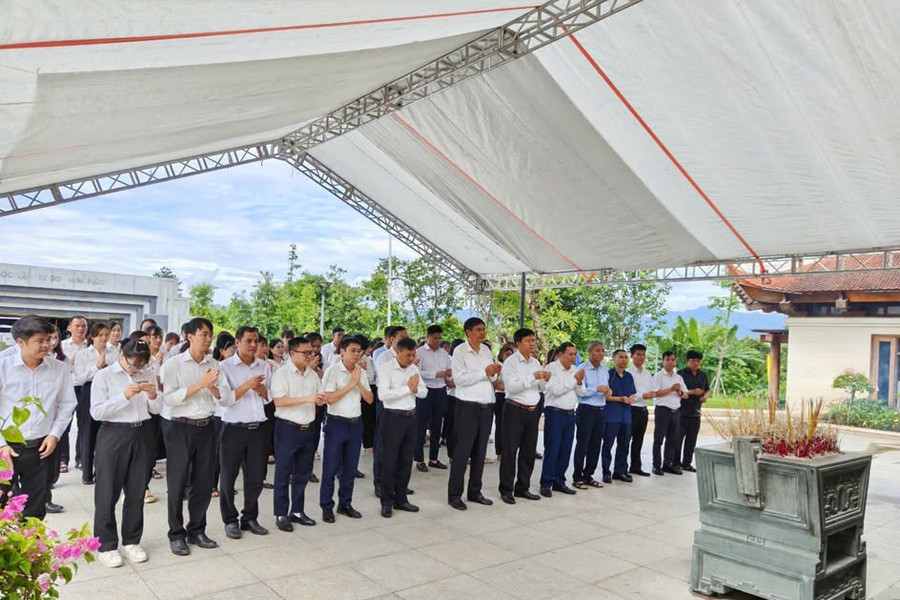 Đoàn công tác TANDTC và TAND hai cấp tỉnh Điện Biên tri ân các Anh hùng liệt sĩ