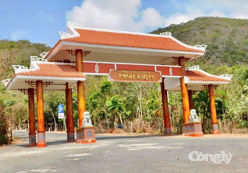 Dâng hương tưởng niệm các Anh hùng liệt sĩ tại Khu căn cứ Minh Đạm