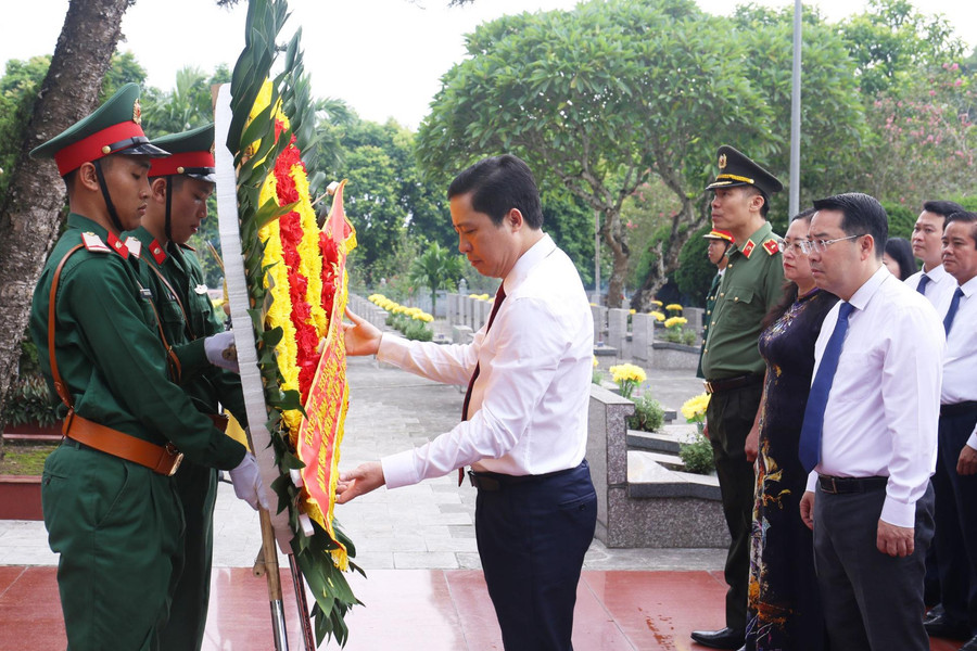 Lào Cai dâng hương tưởng niệm Bác Hồ và viếng các Anh hùng liệt sĩ