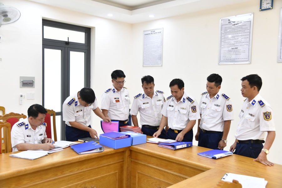 Ban Thường vụ Đảng ủy Vùng Cảnh sát biển 4 kiểm tra Đảng ủy Hải đội 401