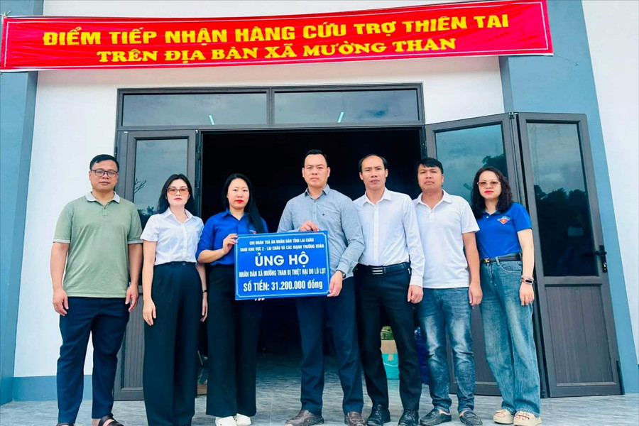 Tuổi trẻ TAND tỉnh Lai Châu sẻ chia với người dân vùng lũ Mường Than