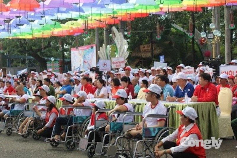 Hơn 3.000 người đi bộ “Vì nạn nhân chất độc da cam”