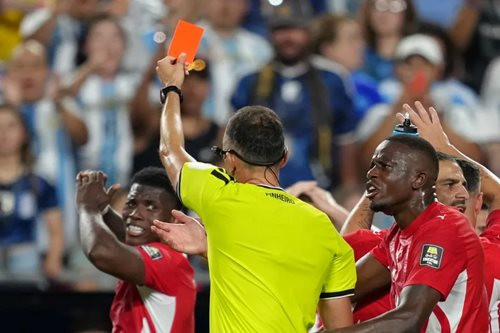IFAB thừa nhận VAR áp dụng sai luật tại World Cup, Argentina hưởng lợi ở trận tứ kết với Thụy Sĩ