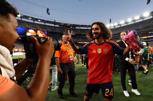 Marc Cucurella đã thực hiện lời hứa khi Tây Ban Nha vô địch World cup 2026