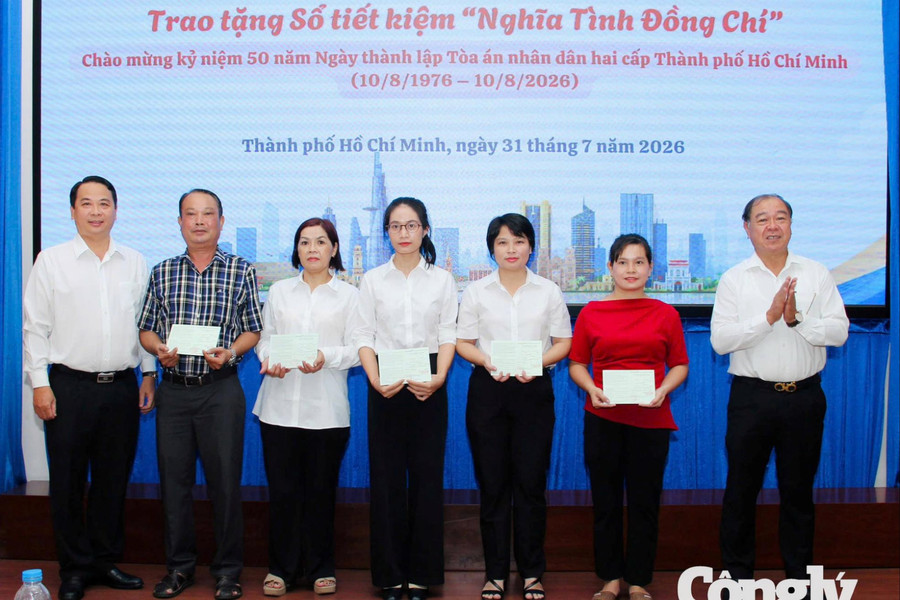 TAND TP.HCM trao tặng sổ tiết kiệm “Nghĩa tình đồng chí”