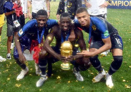 Benjamin Mendy bán đấu giá cúp vô địch World Cup