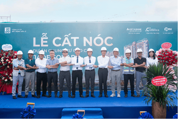 Tổ hợp căn hộ cao cấp Jade Square cất nóc sau hơn 8 tháng thi công