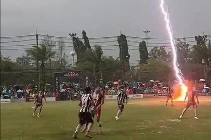Cầu thủ Thái Lan bị sét đánh tử vong khi đang thi đấu