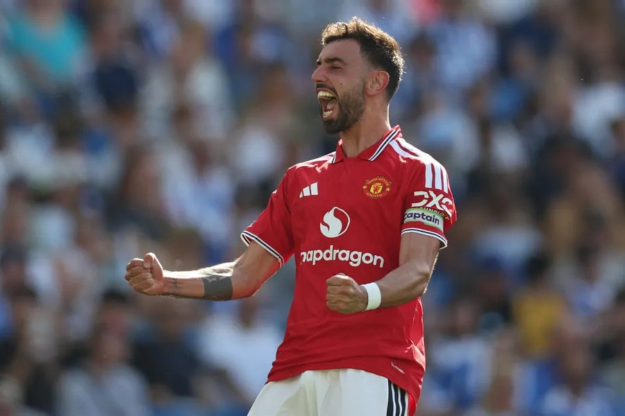 Bruno Fernandes xuất hiện trên thẻ bóng đá đặc biệt làm từ vàng 24 karat