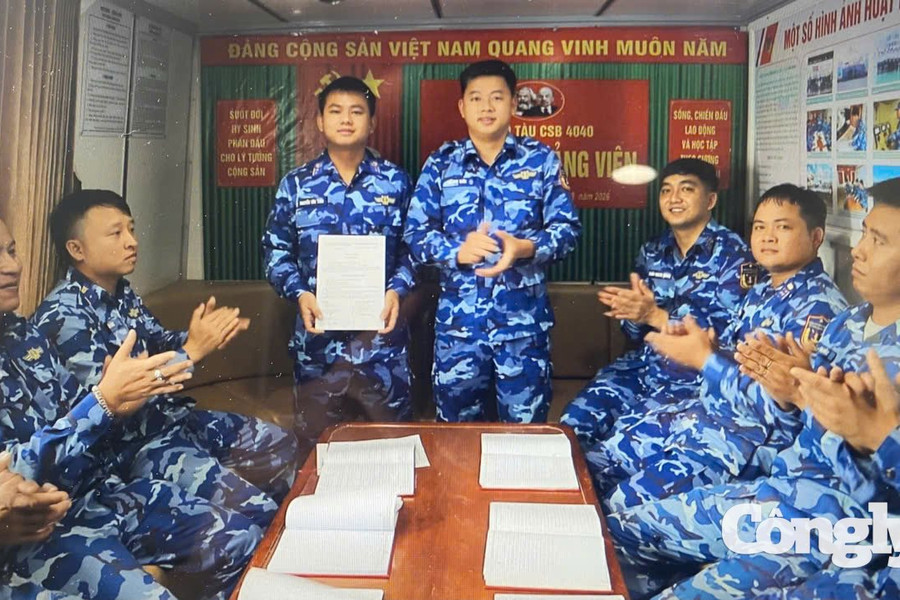 Lễ kết nạp đảng viên trên vùng biển Tây Nam