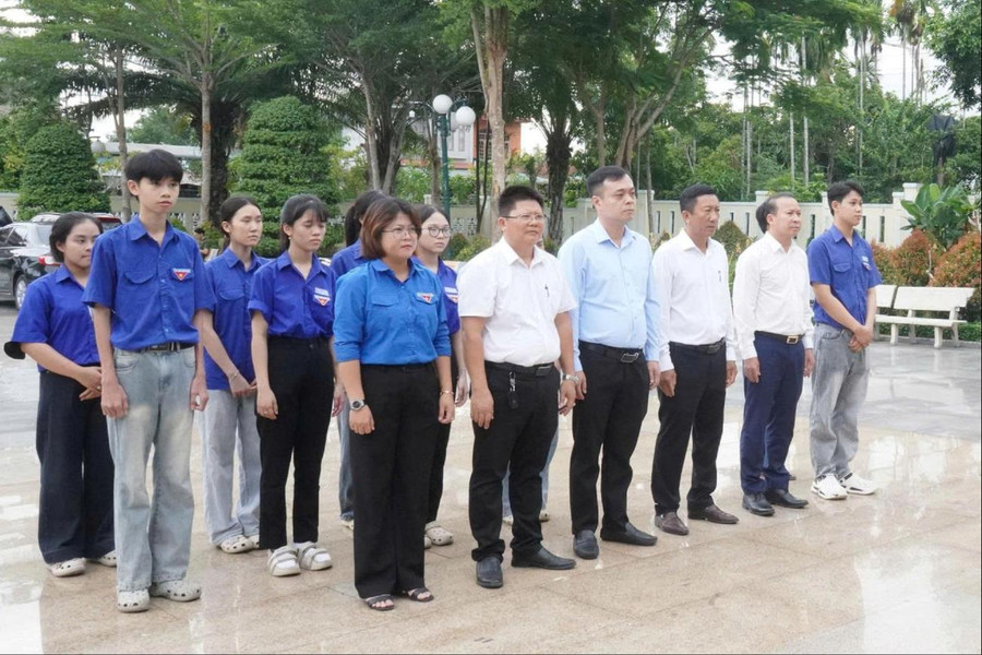 Dâng hương tưởng niệm tại các di tích lịch sử ở Quảng Ngãi