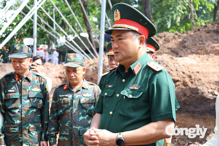 Đoàn đại biểu Quân khu 7 dâng hương tưởng niệm và động viên lực lượng làm nhiệm vụ tại Công viên Lê Thị Riêng