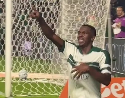 Cầu thủ của Coritiba bất ngờ rơi xuống đường hầm khi ăn mừng bàn thắng “hụt”