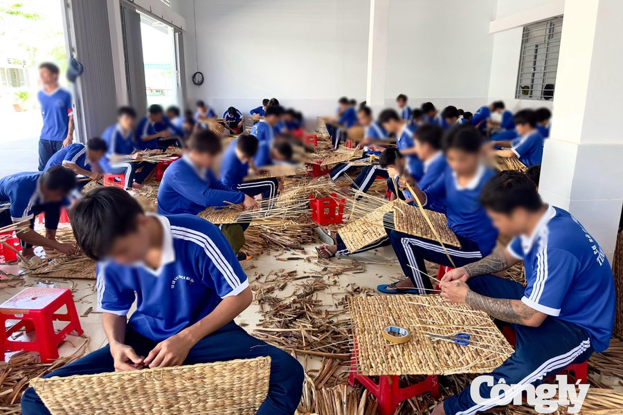 Trao “cần câu” tri thức, mở lối hoàn lương