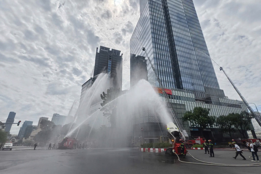 Hơn 3.000 người tham gia diễn tập chữa cháy, cứu nạn tại tòa nhà Saigon Centre