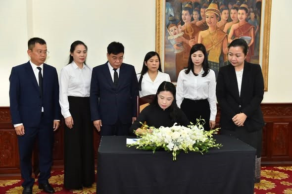 Lãnh đạo tỉnh Tuyên Quang viếng Chủ tịch Quốc hội Lào