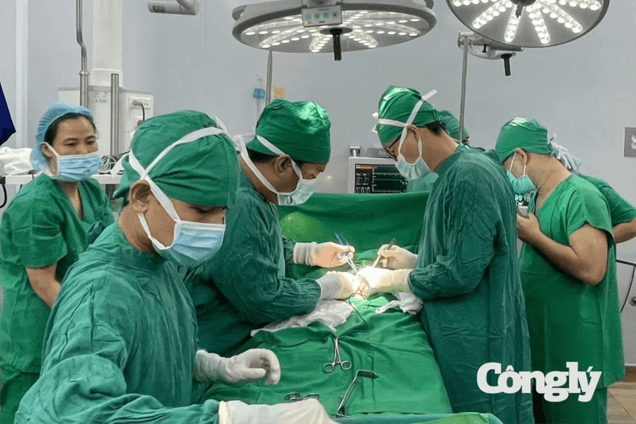 Cứu em bé mắc hở thành bụng bẩm sinh