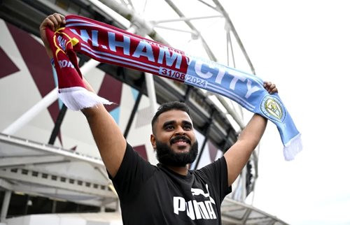 West Ham cấm khăn quàng cổ “nửa nọ nửa kia” trong sân vận động