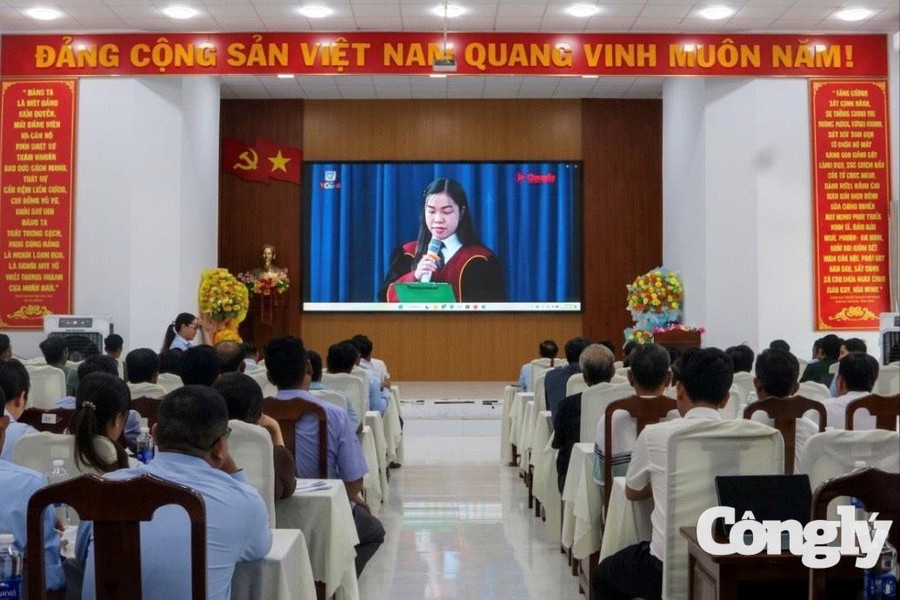 BTL Vùng Cảnh sát biển 4 tuyên truyền pháp luật cho người dân xã Sơn Kiên và xã Hòn Đất