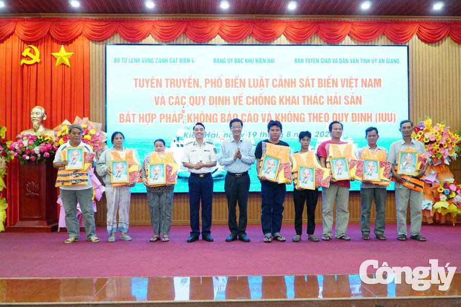 Đưa pháp luật đến với ngư dân đặc khu Kiên Hải
