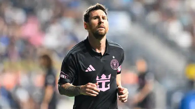 Lionel Messi đối mặt nguy cơ bị treo giò sau khi tát Quinn Sullivan