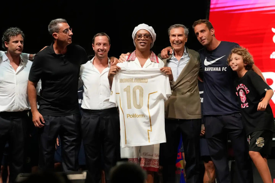 Ronaldinho tái xuất ở tuổi 46, sau hơn 10 năm giải nghệ