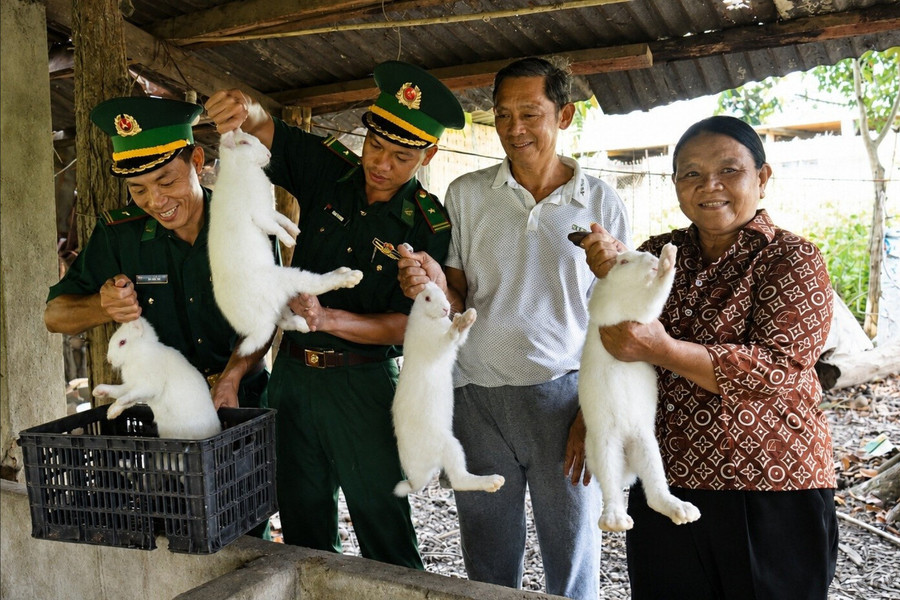 Nghĩa tình biên cương