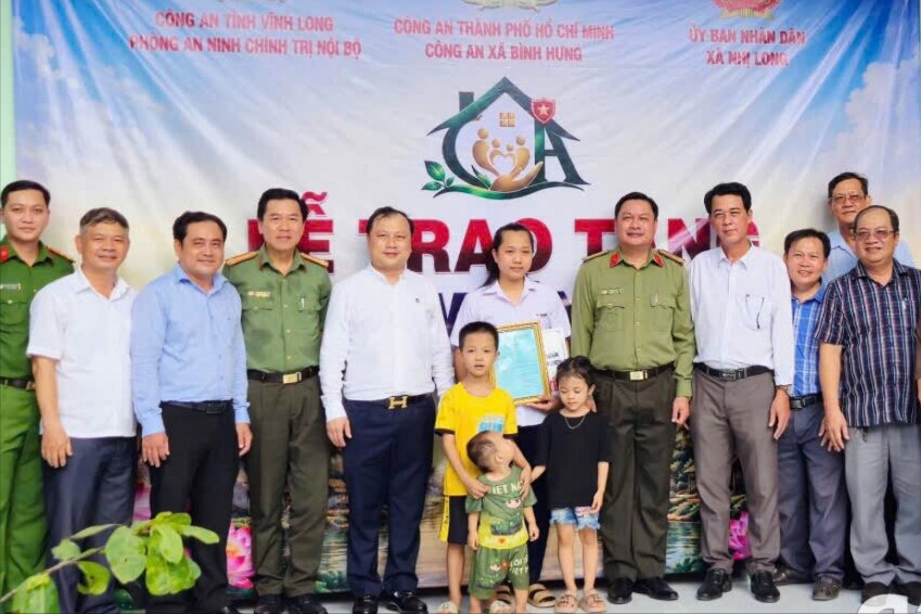 Công an Vĩnh Long trao nhà cho 2 gia đình khó khăn
