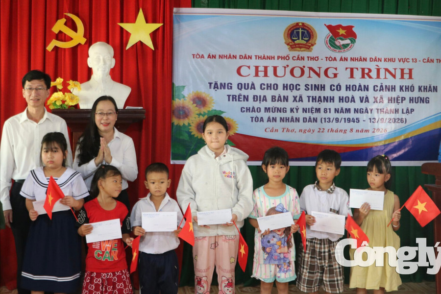 Ấm áp nghĩa tình cán bộ Tòa án với học sinh nghèo