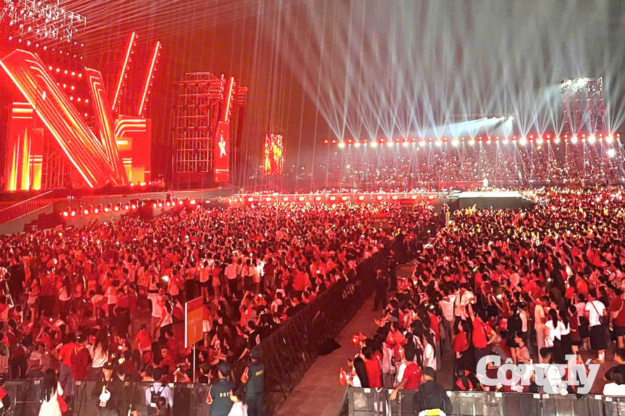 Biển người nhuộm đỏ không gian concert “Tổ quốc trong tim”