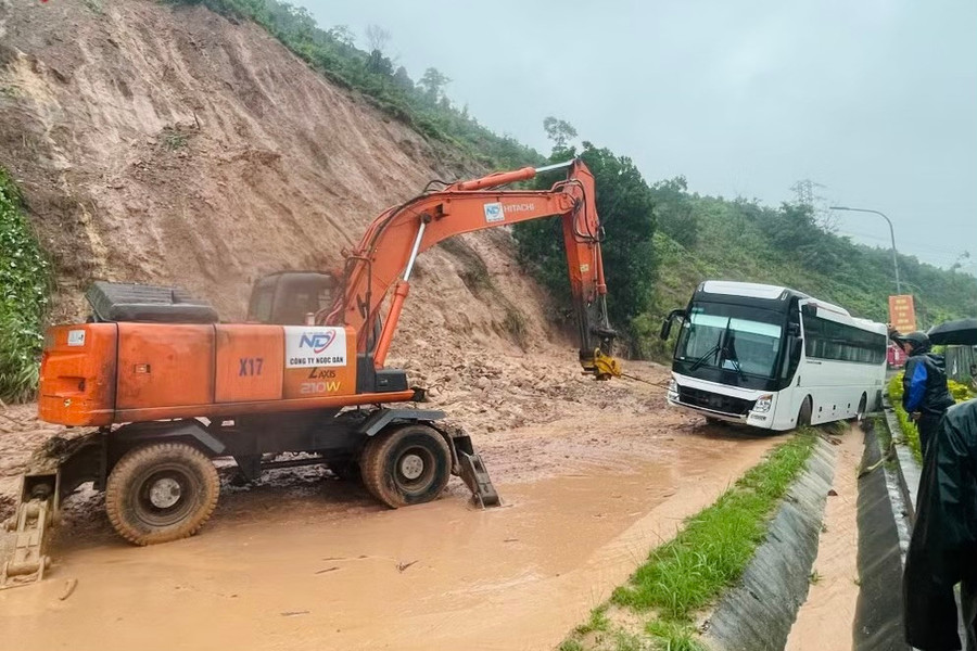 Hàng nghìn m³ đất đá tràn xuống đường ở đặc khu Vân Đồn