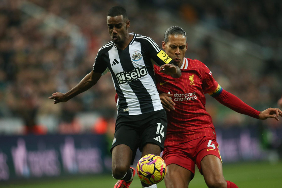 Isak trở lại Newcastle, đối đầu đội bóng cũ trong ngày Liverpool ra quân