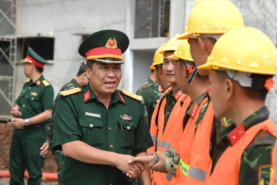 Quân khu 7 thăm, động viên lực lượng thi công trường nội trú